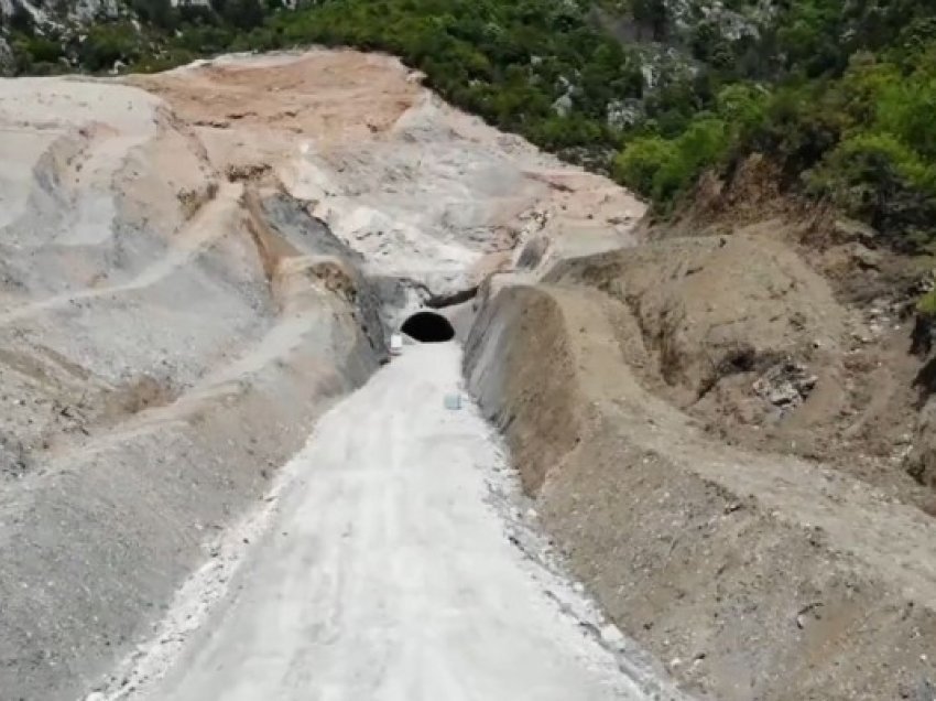 ​Hapet i gjithë tuneli i Skërficës në rrugën Kardhiq-Delvinë