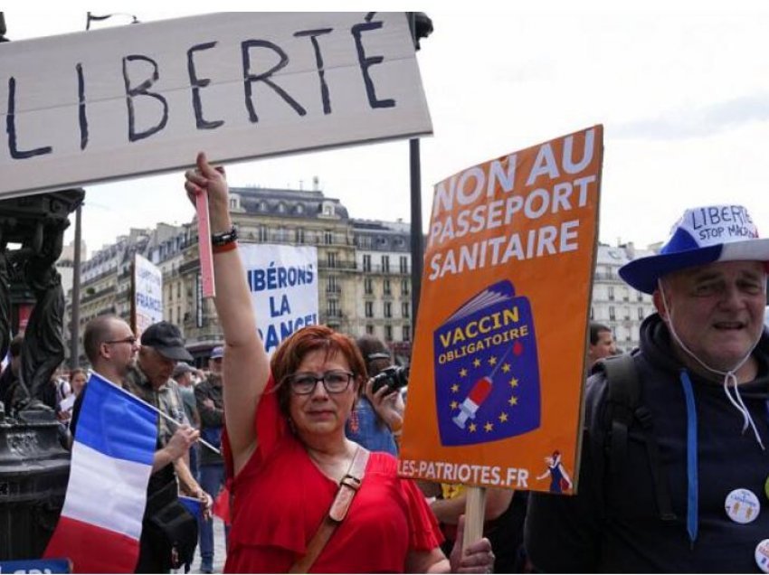 Policia franceze përgatitet për protestat kundër vendimit për “pasaporta” të vaksinës kundër COVID-19