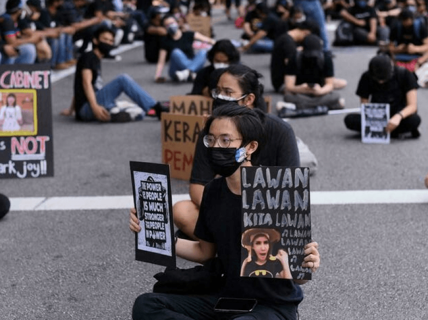 Malajzianët organizojnë protesta kundër qeverisë pavarësisht frenimeve të Covid