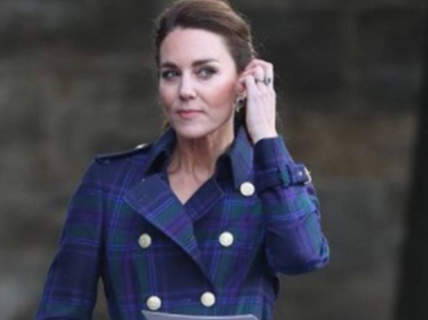 Kate Middleton duket elegante në këtë pallto, a mund ta merrni me mend sa kushton?