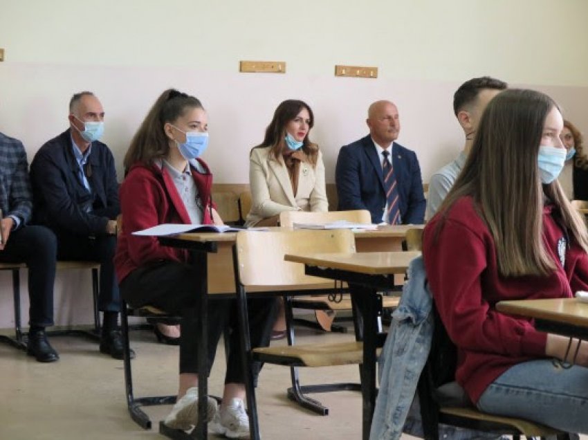 Nagavci vizitoi dy shkolla në Gjakovë