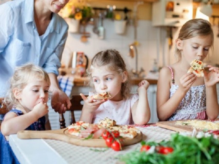 Pse nuk është mirë të detyroni fëmijët të hanë gjithçka nga një pjatë?
