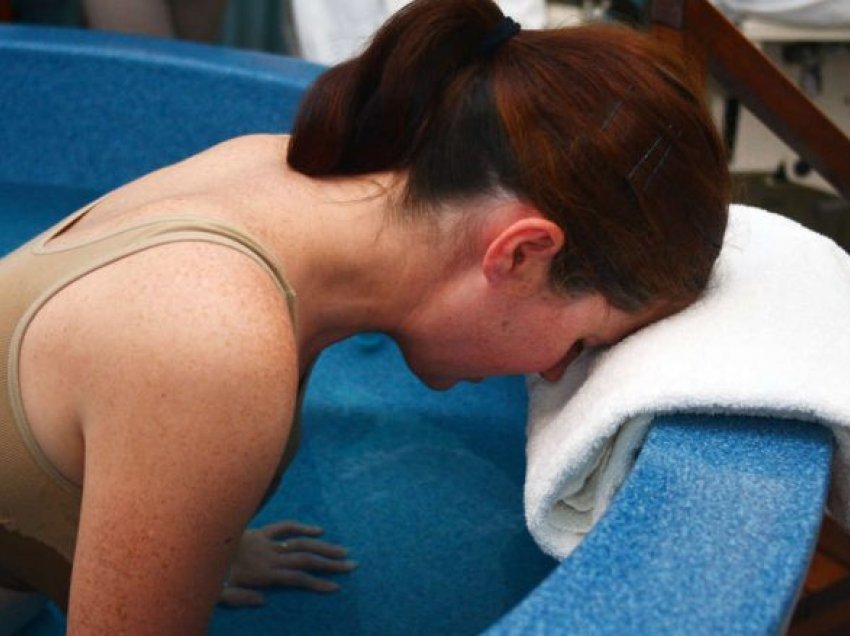 Dushi ose banja si mënyrë për të lehtësuar dhimbjet e lindjes