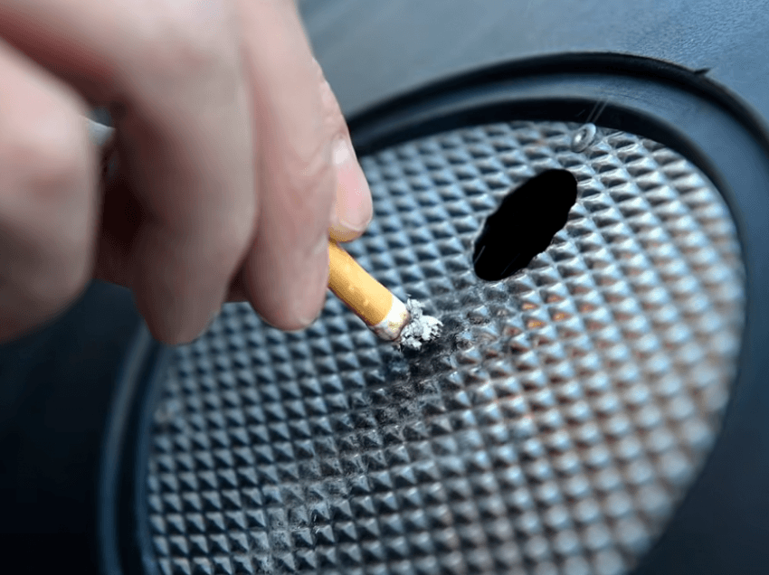 A po bëhet Anglia “vend pa duhan”? Ndalohet duhanpirja edhe në hapësirat e jashtme