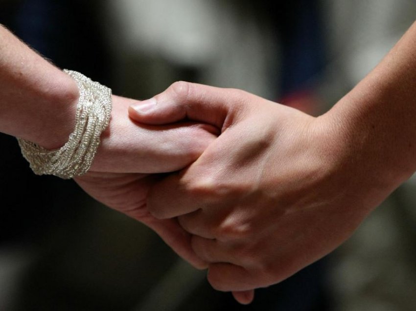 Mënyra se si i mbani duart lidhur me partnerin tregon shumë për marrëdhënien tuaj