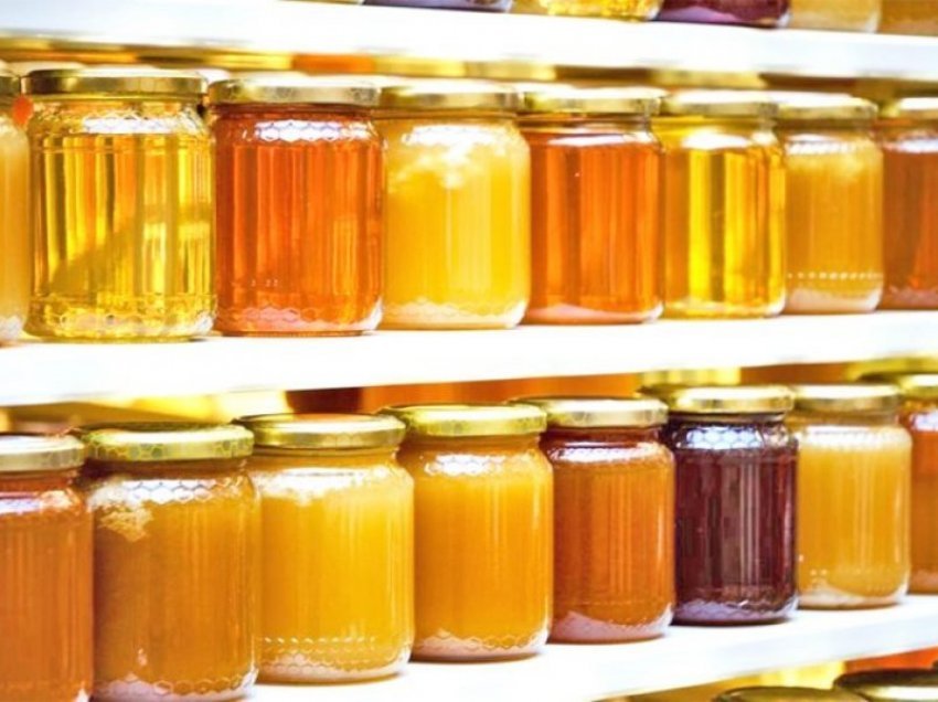 Përgatiteni mjaltin mjekësor me bimë shëruese