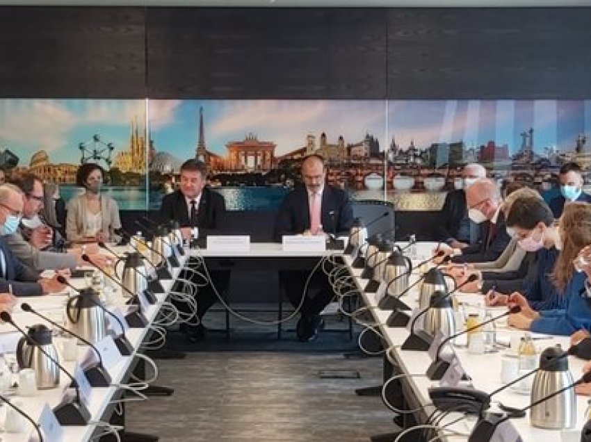 Lajçak mbledh ambasadorët e BE-së, i informon për takimet në Beograd