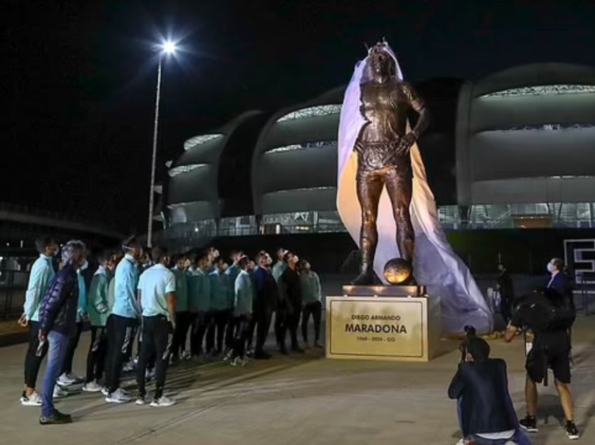 Argjentina nderon legjendën me statujë dhe fanellë