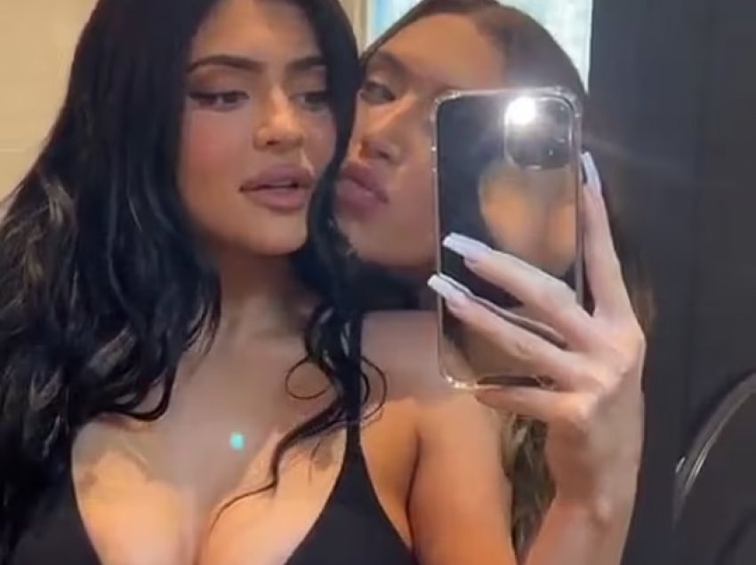Fotot e 'nxehta' të Kylie Jenner me shoqen e ngushtë
