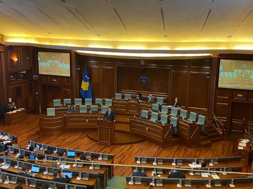 Debat i ashpër në Kuvend, përmenden “koferat me pare në Ministri”