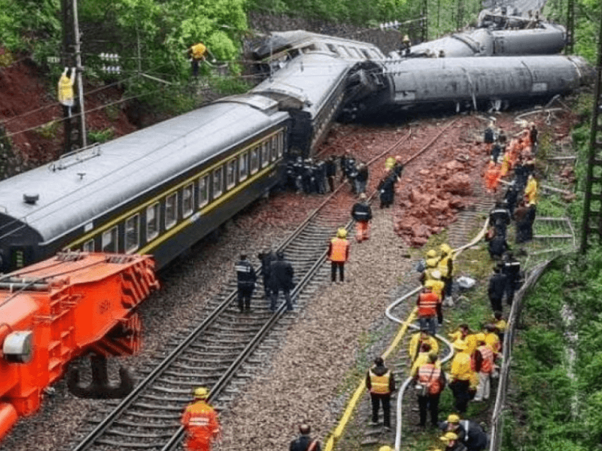 Treni përplas punonjësit e mirëmbajtjes, të paktën 9 viktima