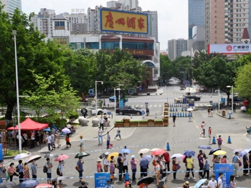Kinë, qyteti port Guangzhou vendos kufizime të reja lidhur me COVID-in