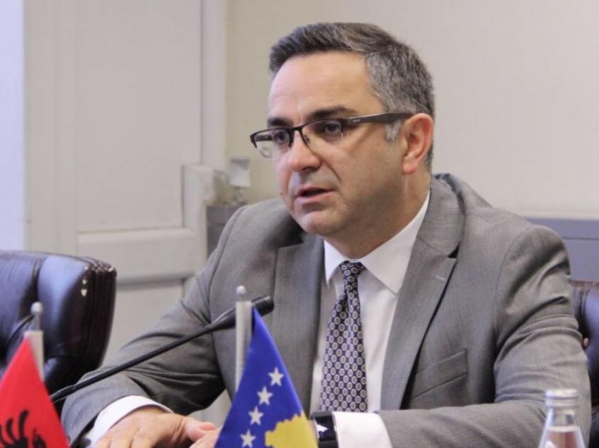 Hasani i kundërpërgjigjet Tahirit: Po e forcon pozicionin e Serbisë