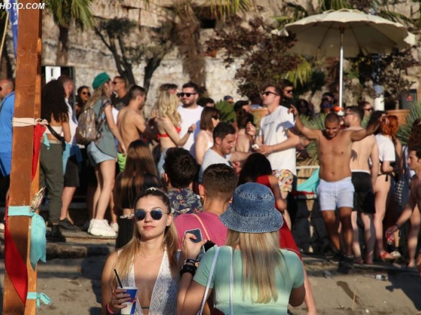 Të rinjtë mblidhen në bregdetin e Shëngjinit për festivalin UNUM, disa ‘nuk e prishin terezinë’ dhe shijojnë rrezet e diellit
