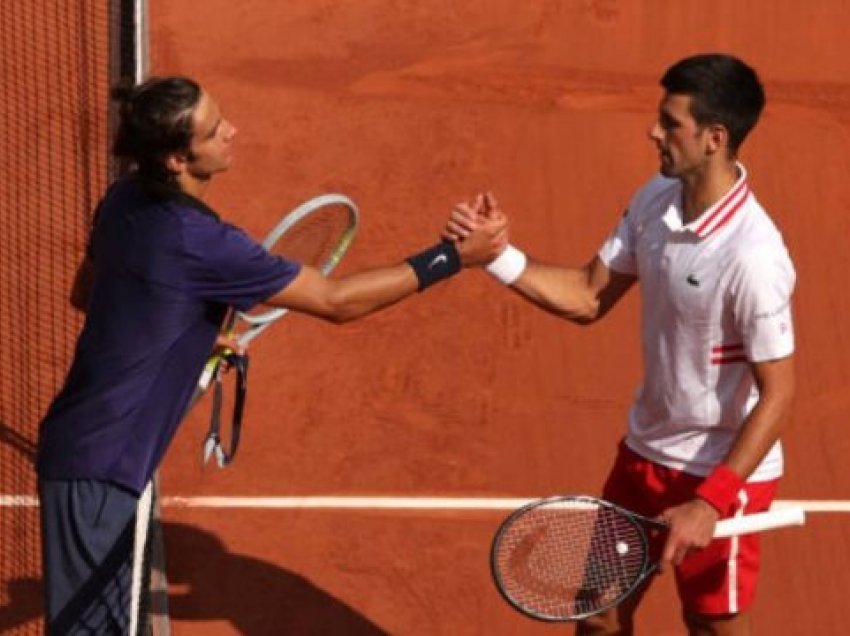 Djokovic fiton ndeshjen që e kishte pothuajse të humbur, kualifikohet në çerekfinale