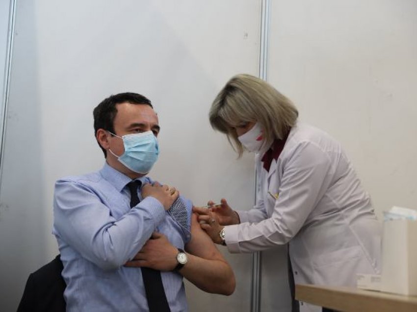 Albin Kurti e merr dozën e dytë të vaksinës kundër COVID-19