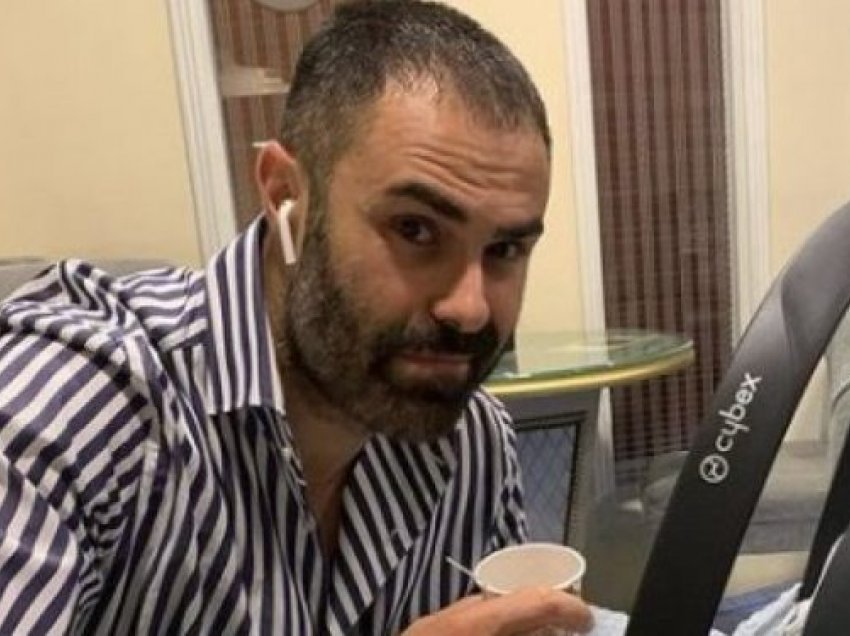 Aktori shqiptar pasi u bë baba tani kafen e pi me djalin