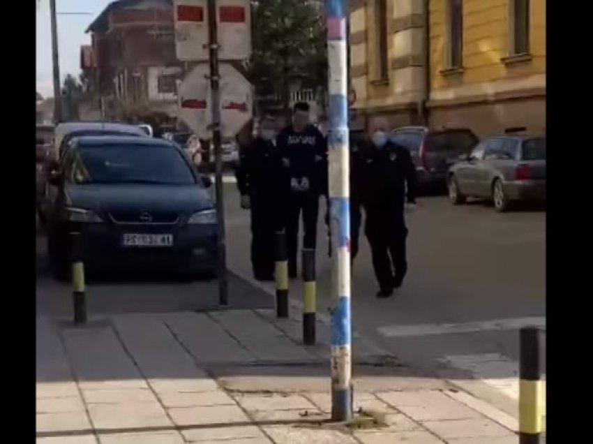 Blerim Maqastena publikon një video me pranga në duar i rrethuar nga policia serbe 