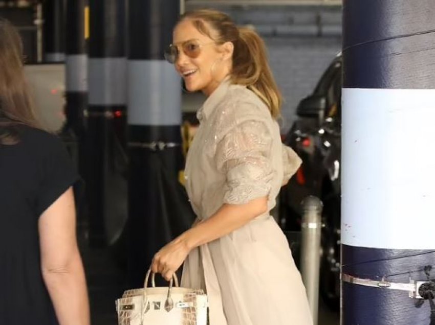 Jennifer Lopez shfaqet me plot stil në Los Angeles