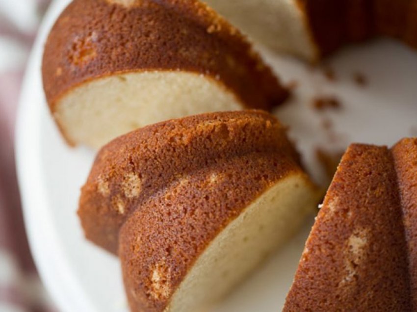 Kek i butë me gjalp dhe vanilje – Ëmbëlsira që duhet të provoni sot!