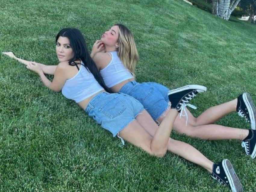 Kourtney Kardashian dhe Addison shkëlqejnë me veshje identike