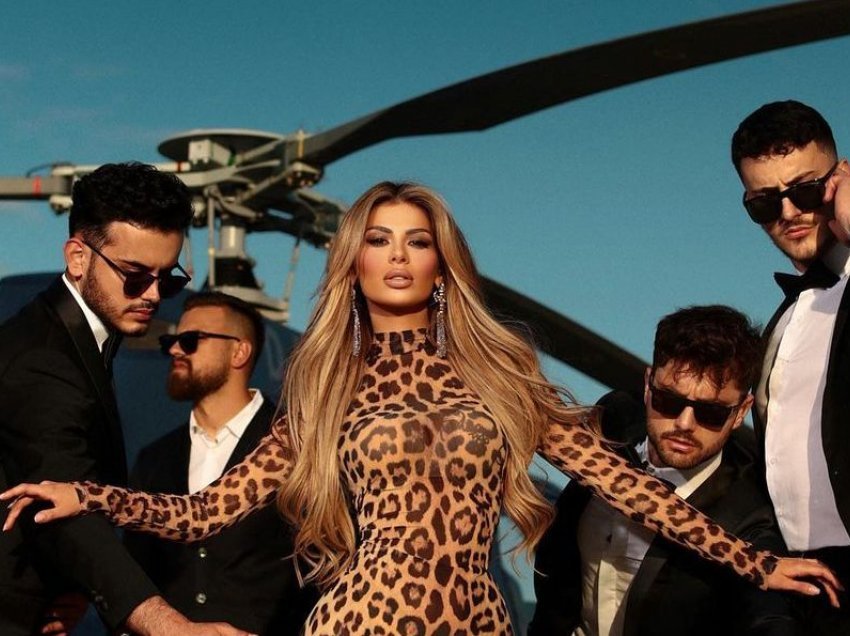 E rrethuar me meshkuj në kostume, Luana Vjollca shfaqet joshëse në veshjen me print leopardi