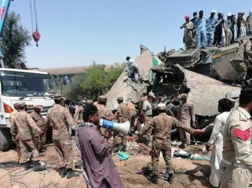 Pakistan: Përplasen dy trena ekspres, të paktën 40 të vdekur