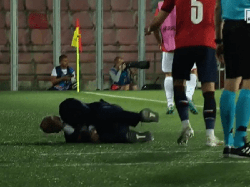 Trajneri i Shqipërisë sërish bëhet viral, e përplasin dhe e rrëzojnë në stol