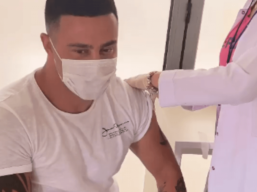 Robert Berisha vaksinohet në Ulqin kundër COVID-19