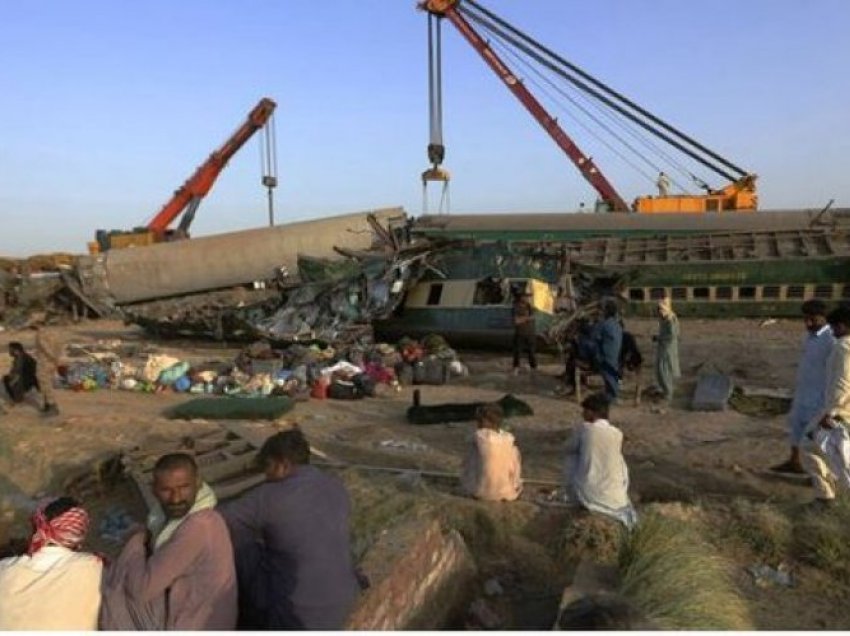 Treni doli nga shinat në Pakistan, shkon në 63 numri i viktimave
