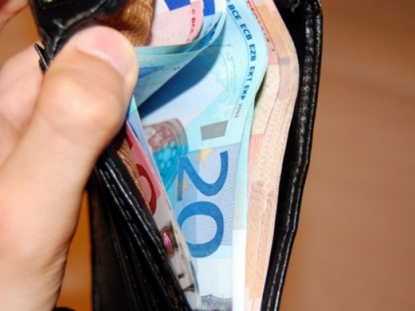 Prizren: Deponimi i parave të falsifikuara, mbi 1300 euro të konfiskuara vetëm dje nga Policia në ProCredit Bank