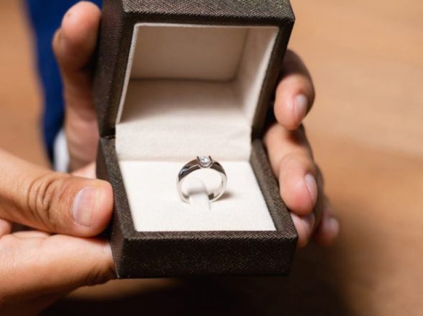 Fillon shitjen e unazave të fejesës për burra nga marka e njohur