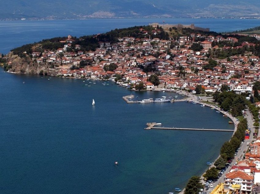 Platformat e paligjshme dhe pajisjet urbane po hiqen nga plazhet në Ohër