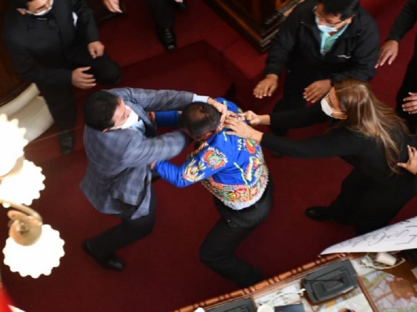 Publikohet video/ Parlamenti kthehet në ring boksi, kështu grushtohen deputetët