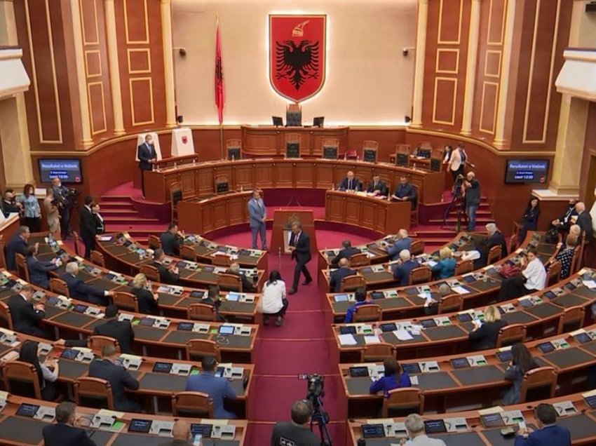 Tërhiqet Kuvendi, anulon vendimin që ua mbylli dyert gazetarëve