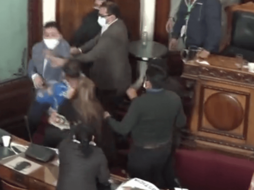 Pamje të rënda / Grushta dhe kapje flokësh në parlament, politikanët përleshen gjatë seancës