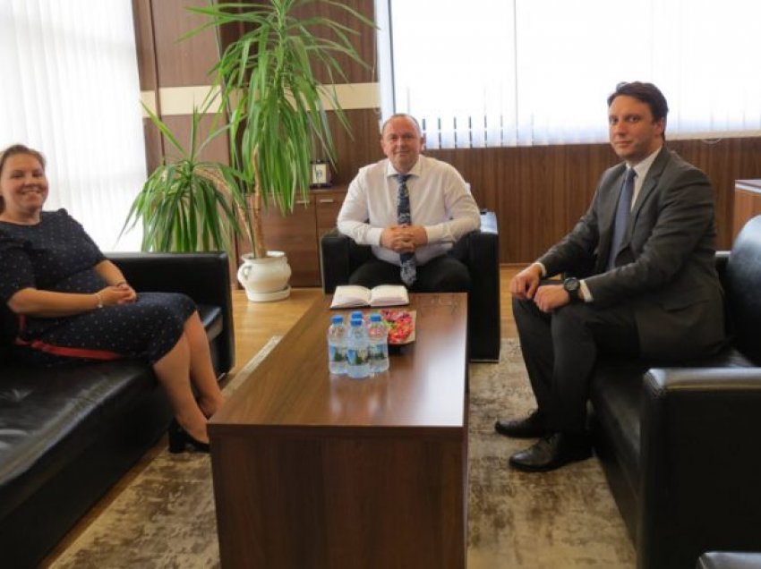 Kadriu priti në takim përfaqësuesen nga Ambasada Britanike në Prishtinë