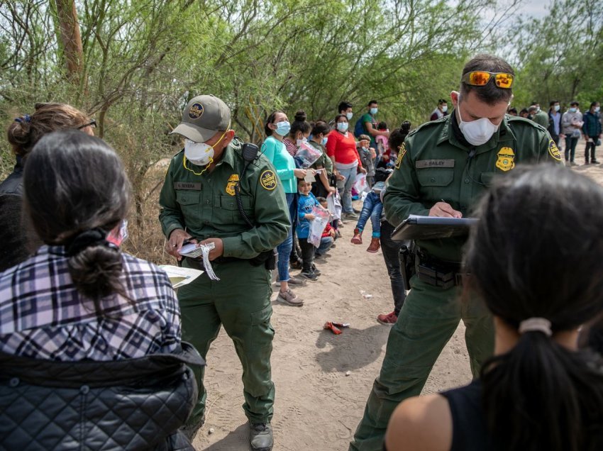 Numri i migrantëve në kufirin amerikan shënon rekord të ri