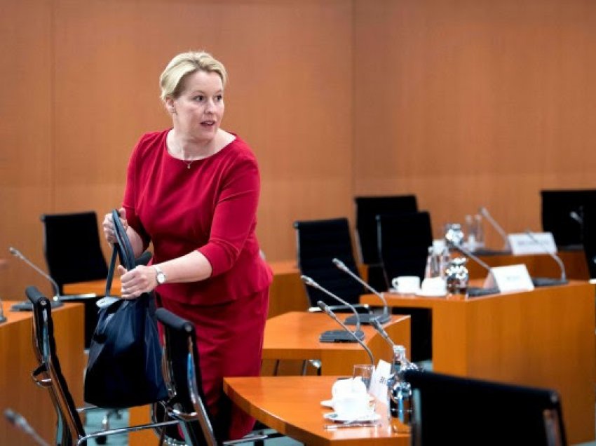 Ish-ministrja gjermane mbetet pa doktoratë për shkak të plagjiaturës