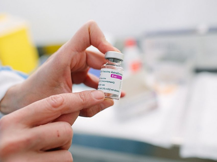 Vdiq adoleshentja, Italia ndalon përdorimin e vaksinës AstraZeneca nën 60 vjeç