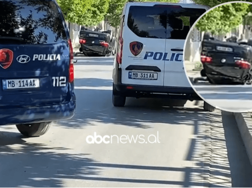 Aksident i frikshëm në Vlorë, makina këput në mes pemën dhe përfundon me goma në ajër