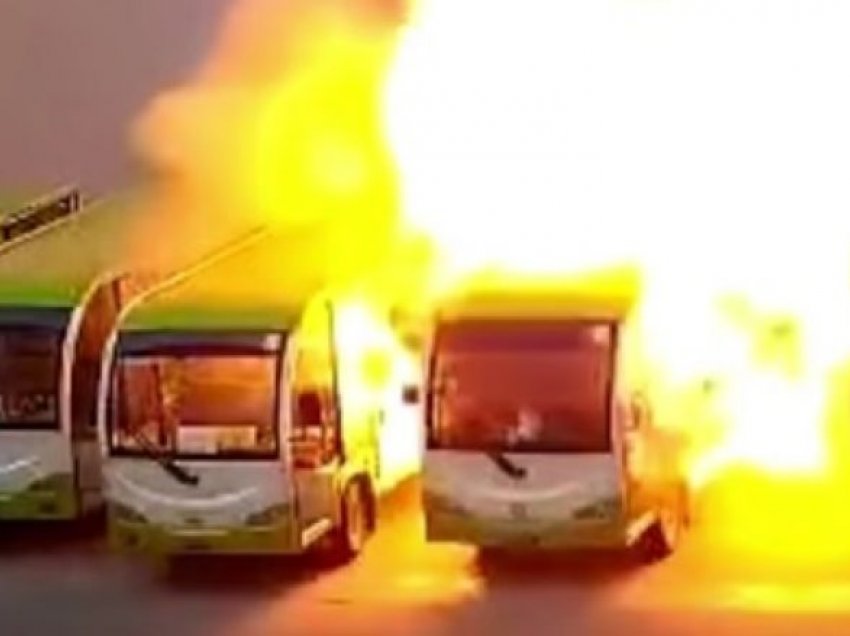 Pamjet/ Momenti kur zjarri kaplon autobusët elektrikë?