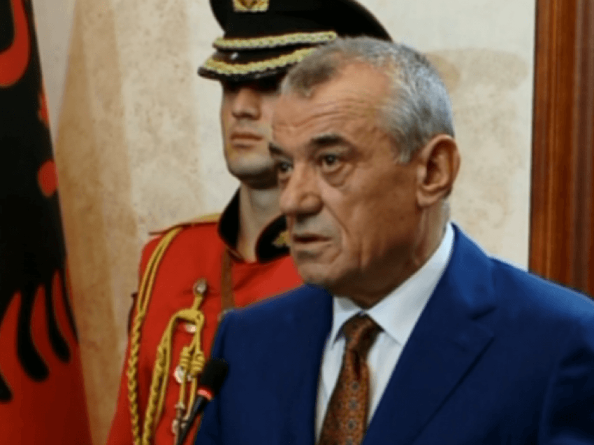 Kryetari i Kuvendit të Shqipërisë jep dorëheqjen nga politika