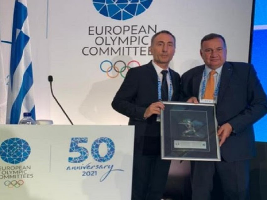 ​Krasniqi e nderon me dhuratë speciale presidentin e Komitetit Olimpik të Evropës, Spyros Capralos.