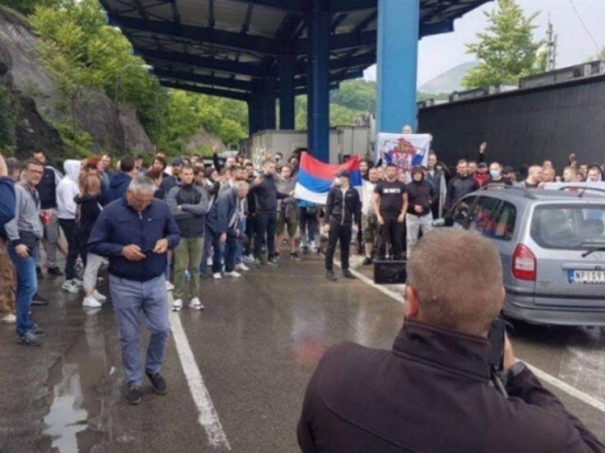 Nuk u lejuan të hyjnë në Kosovë, serbët në kufi nga halli kënduan këngë nacionaliste