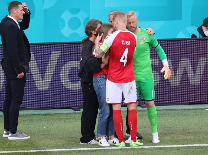 Fotot që përlotën mijëra zemra në ndeshjen Danimarkë-Finlandë