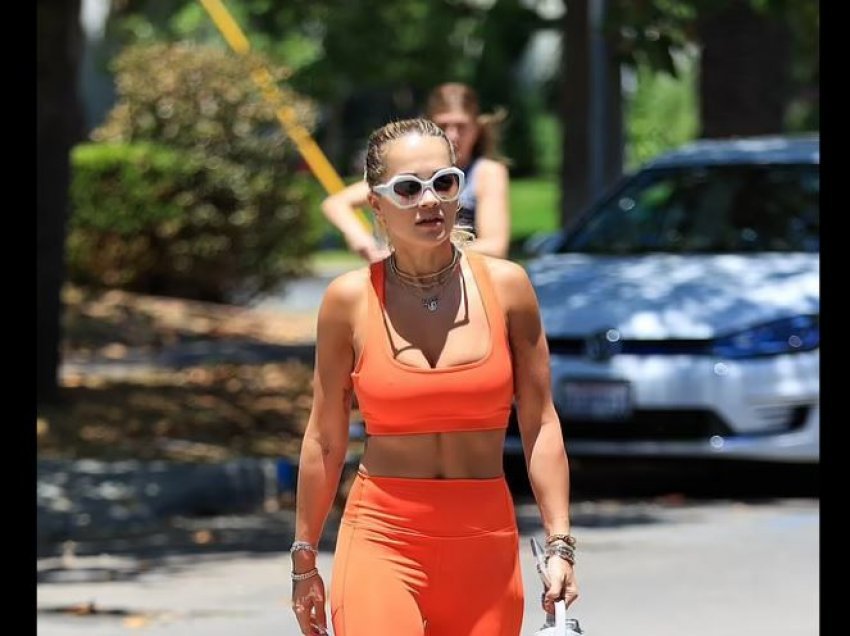 Rita Ora tregon fizikun e saj të tonifikuar teksa del për një shëtitje në Los Anxhelos