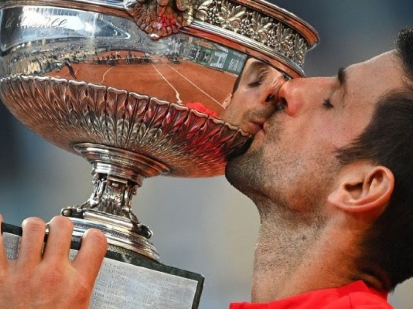 Djokovic fiton titullin Roland Garros në Paris, synon rekordet e Nadal dhe Federer