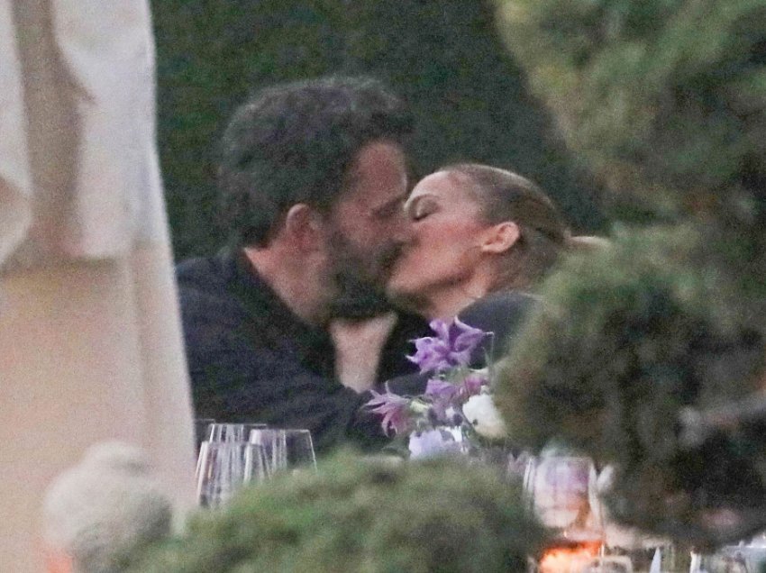 Fotografohet puthja plot pasion e JLo dhe Ben Affleck