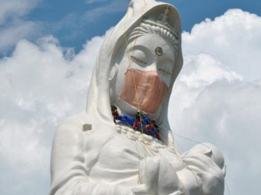 Perëndeshës gjigande budiste në Japoni, maskë në fytyrë për t’u lutur për fundin e Covid-19
